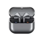 هدفون بلوتوثی سامسونگ مدل Galaxy Buds3 Pro دارای نویز کنسلینگ فعال (ANC)، درگاه شارژ USB Type-C، شارژ بی سیم، با قابلیت اتصال به چند دستگاه، پشتیبانی از فرمان لمسی، پشتیبانی از دستیار صوتی، مقاوم در برابر آب